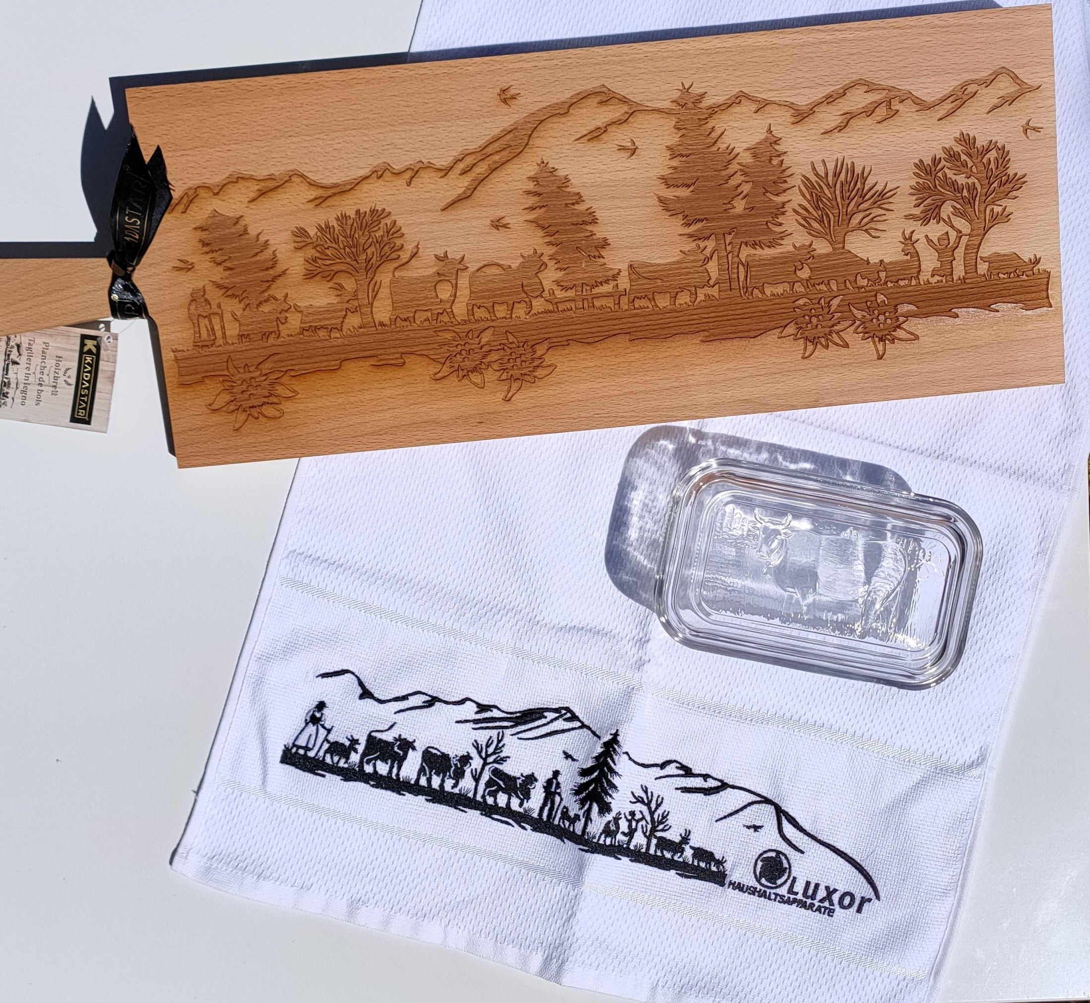 alpabzug-kuechen-geschenkset-mit-schneidebrett-glas-butterdose-kuechentuch_01